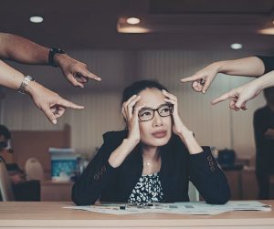 Professionnelle fatiguée par la pression, le perfectionnisme et les injonctions au travail.