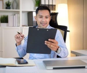 Professionnelle retrouvant un meilleur équilibre grâce à des limites plus saines au travail.