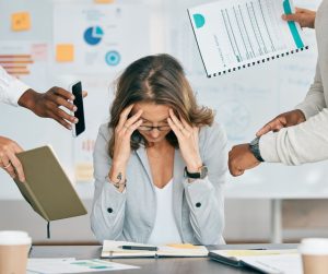 Salariée confrontée aux injonctions au travail et à une charge mentale importante.